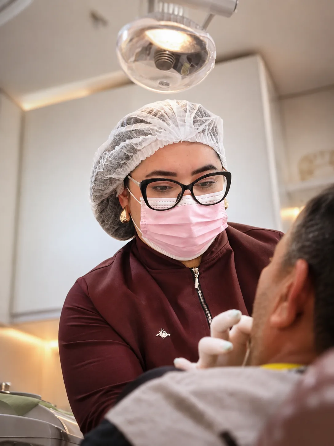 Dra. Andressa Reis durante atendimento odontológico