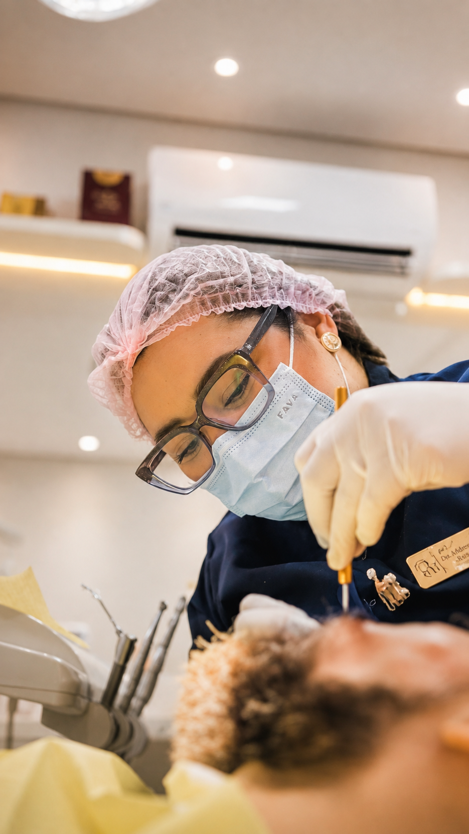 Dra. Andressa Reis cuidando de uma paciente